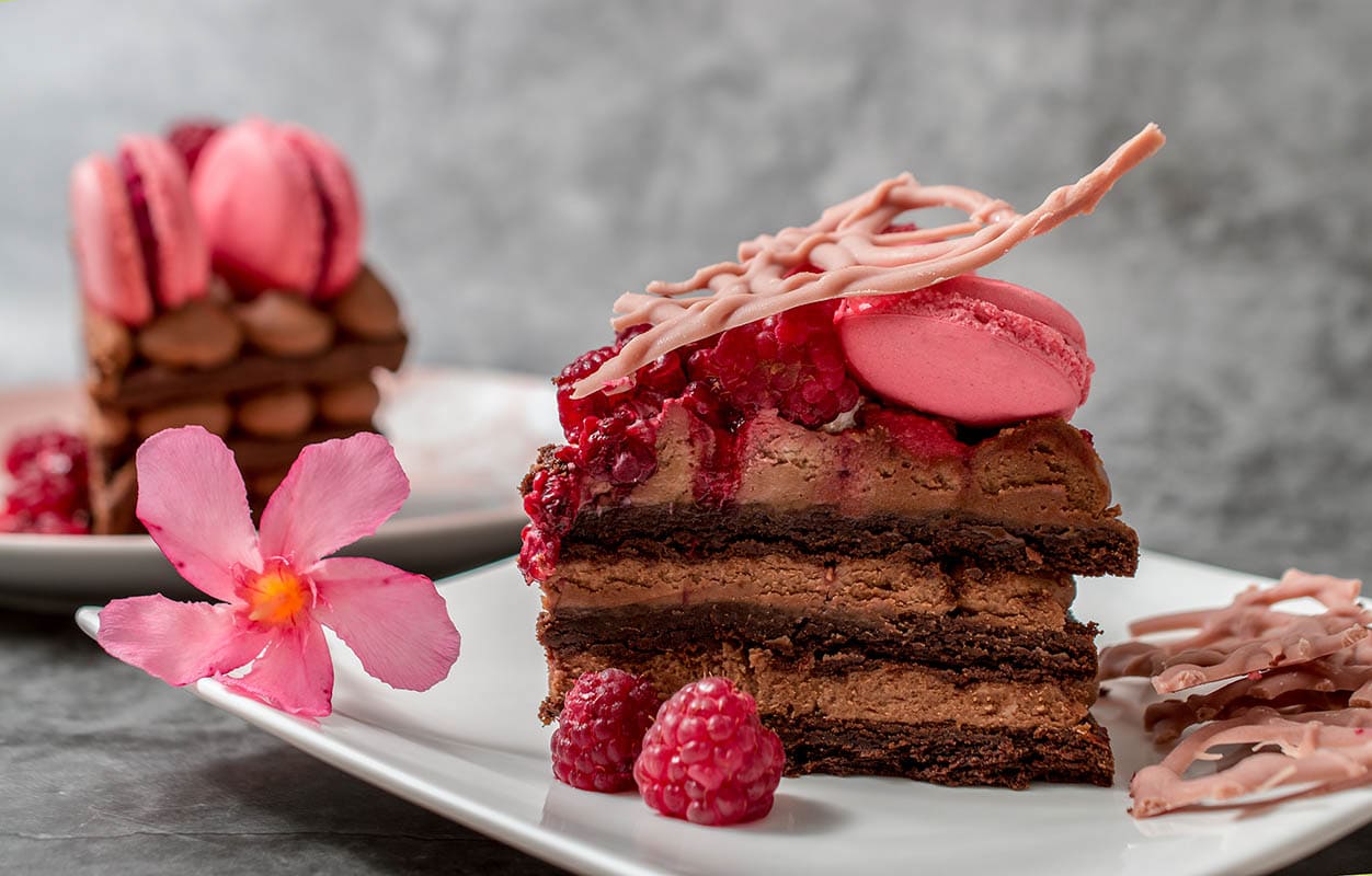 csokoládés keksztorta málnás macaronokkal