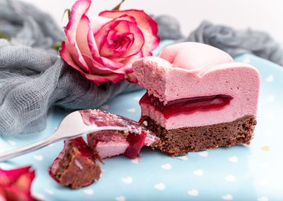 málnás mousse torta szelet